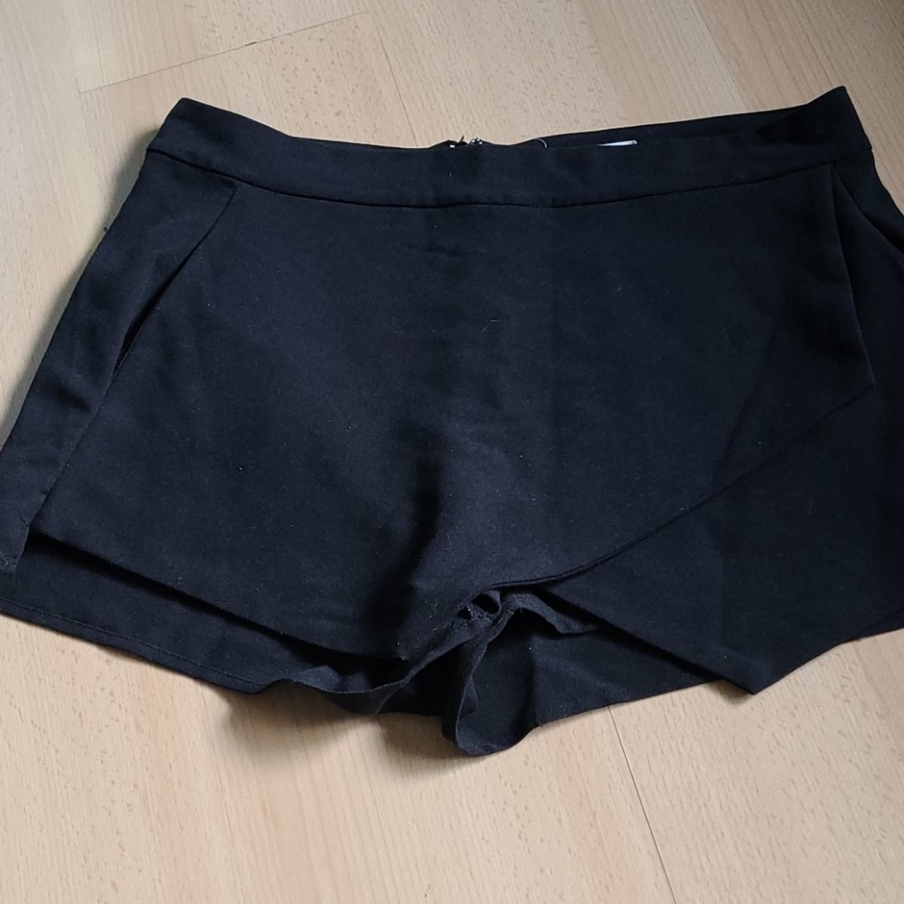 Black skort